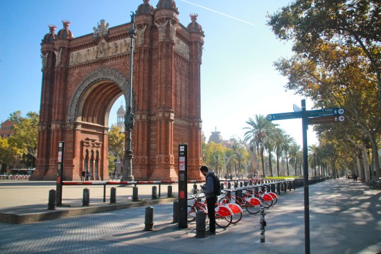 Arc de Triomf Barcelona rent a bike